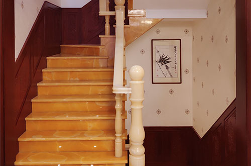 印江中式别墅室内汉白玉石楼梯的定制安装装饰效果